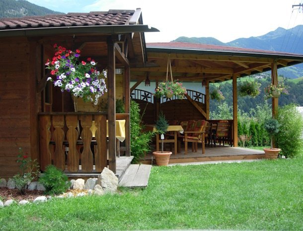 pension-edelweiss-sautens-otztal-overdekt-terras-tuin.jpg