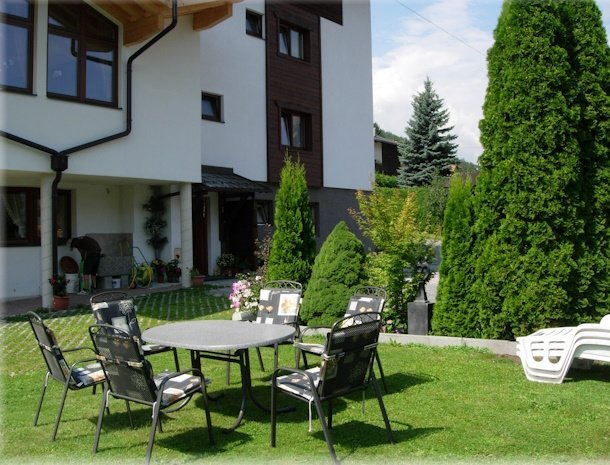 pension-edelweiss-sautens-otztal-zitje-in-tuin.jpg