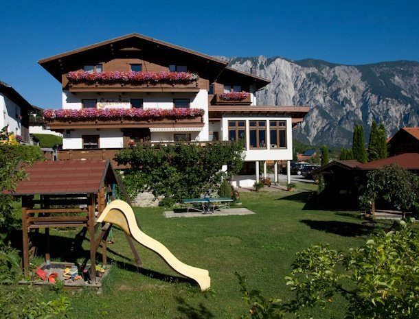 pension-edelweiss-sautens-otztal-aanzicht-met-speeltuin.jpg