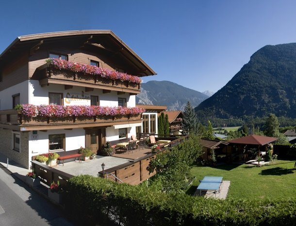 pension-edelweiss-sautens-otztal-aanzicht-met-terras-tuin.jpg