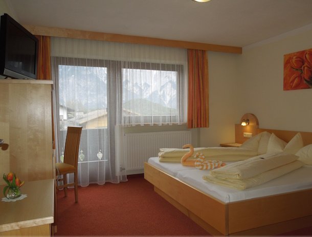 pension-edelweiss-sautens-otztal-slaapkamer-bed.jpg