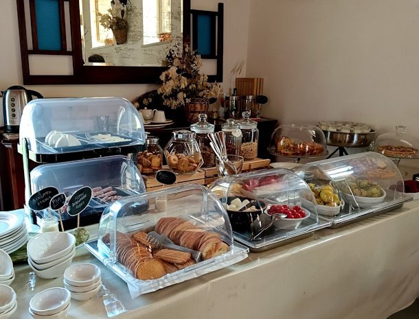 agriturismo-le-zagare-di-vendicari-sicilie-ontbijtbuffet.jpg