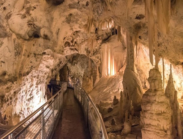 grotten-van-frasassi-marche-italie.jpg