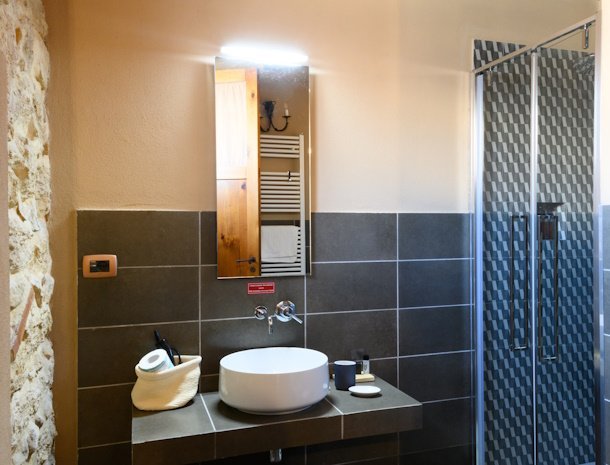 agriturismo-chuisa-di-carlo-avola-sicilie-badkamer-douche.jpg