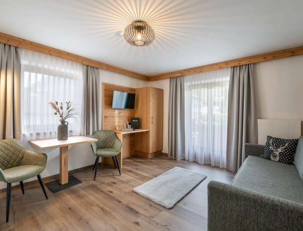 landhaus-alpenherz-zillertal-oostenrijk-kamer-suite-woonkamer.jpg