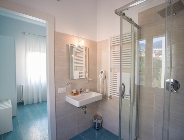 bed-and-breakfast-olas-del-mar-cefalu-badkamer-poseidone.jpg