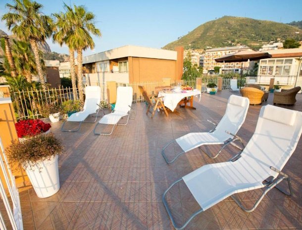 bed-and-breakfast-olas-del-mar-cefalu-dakterras-ligstoelen.jpg