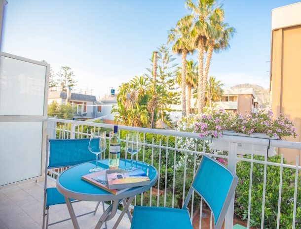 bed-and-breakfast-olas-del-mar-cefalu-kamer-nettuno-balkon.jpg
