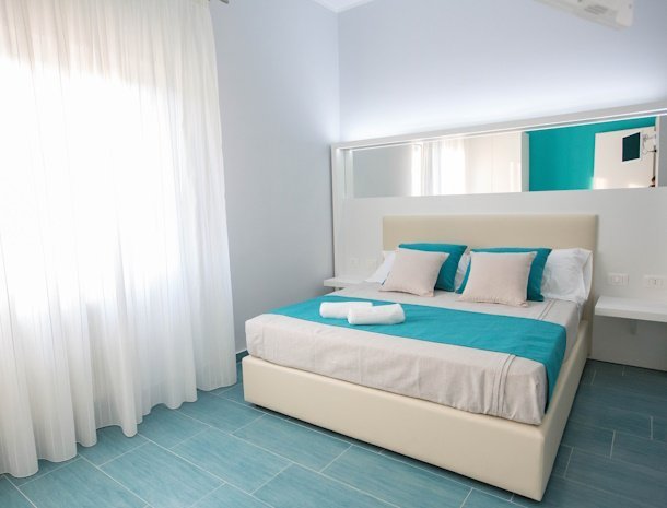 bed-and-breakfast-olas-del-mar-cefalu-kamer-poseidone-bed.jpg