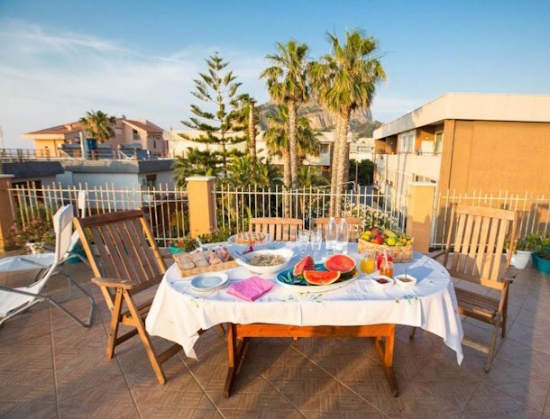 bed-and-breakfast-olas-del-mar-cefalu-dakterras-ontbijtbuffet.jpg