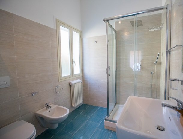 bed-and-breakfast-olas-del-mar-cefalu-kamer-nettuno-badkamer.jpg