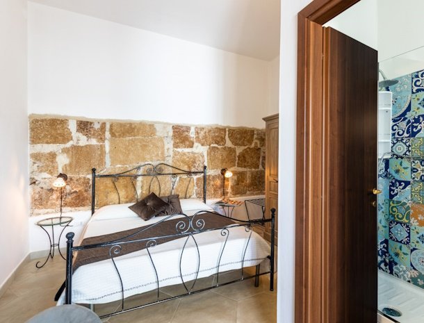 morfeo-bed-and-breakfast-avola-comfortkamer-badkamer.jpg