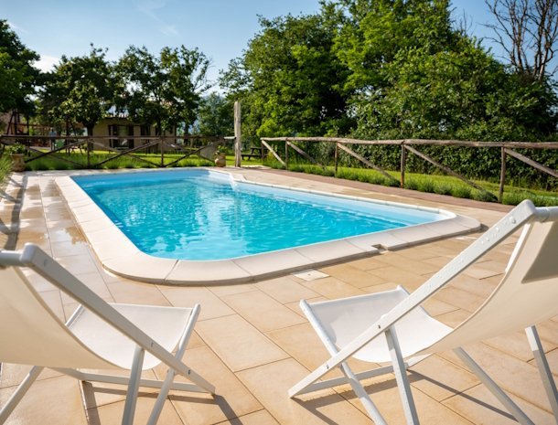 agriturismo-il-castellaro-marche-zwembad-ligstoelen.jpg