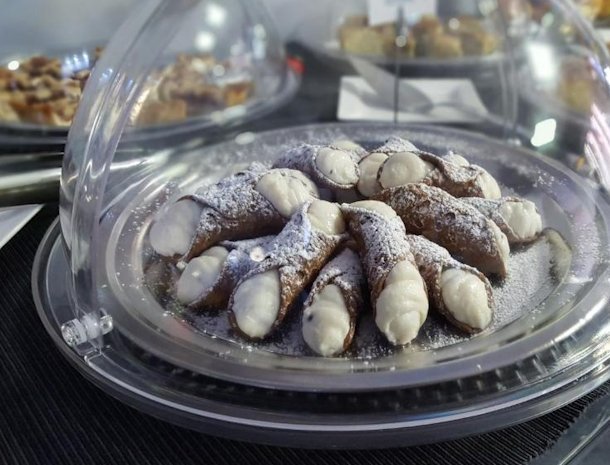 alma-hotel-palermo-ontbijtbuffet-cannoli.jpg