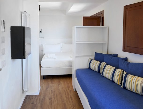hotel-sopra-le-mura-castellammare-del-golfo-kamer-met-bank.jpg