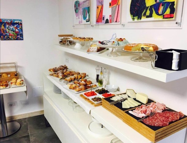 hotel-sopra-le-mura-castellammare-del-golfo-ontbijtbuffet.jpg