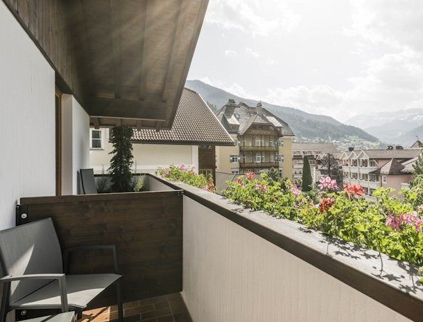 bed-and-breakfast-villa-angelino-ortisei-trentino-balkon.jpg