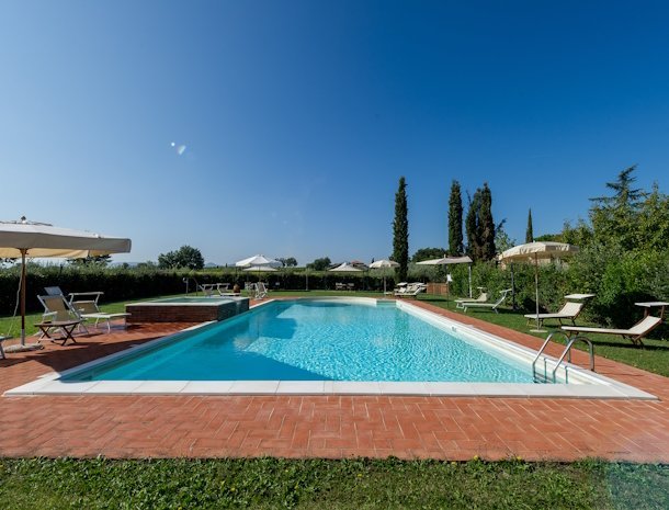 podere-la-rocca-montepulciano-zwembad-overzicht.jpg