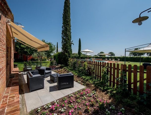 podere-la-rocca-montepulciano-terras-zwembad.jpg