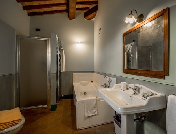podere-la-rocca-montepulciano-badkamer-met-bad.jpg