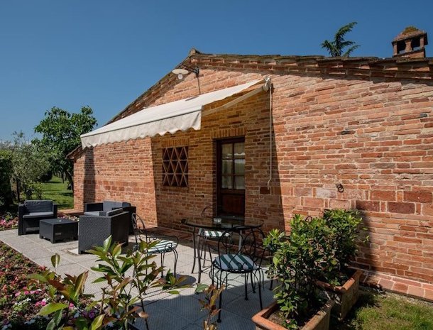 podere-la-rocca-montepulciano-terras-bij-kamer.jpg