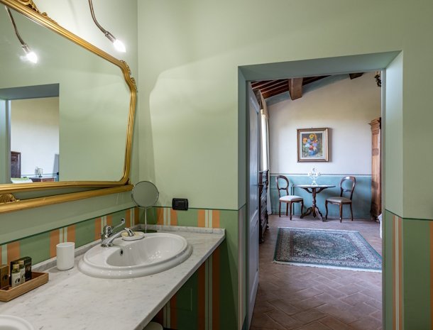 podere-la-rocca-montepulciano-badkamer-doorgang.jpg