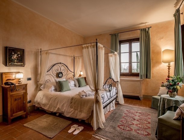 podere-la-rocca-montepulciano-kamer-superior-hemelbed.jpg