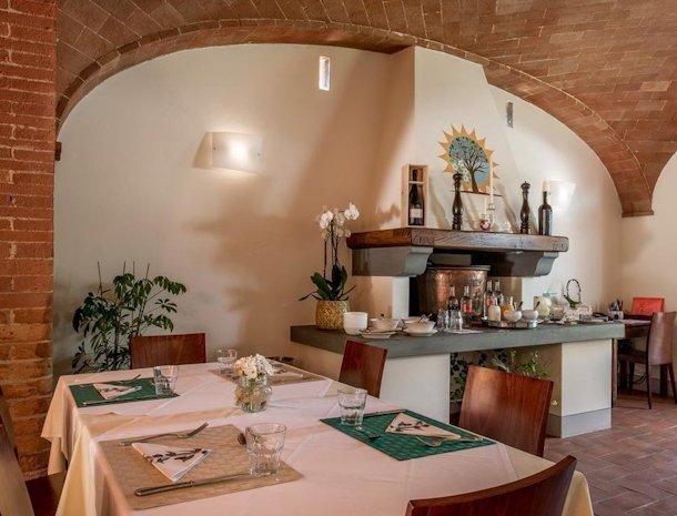 podere-la-rocca-montepulciano-restaurant-tafel.jpg