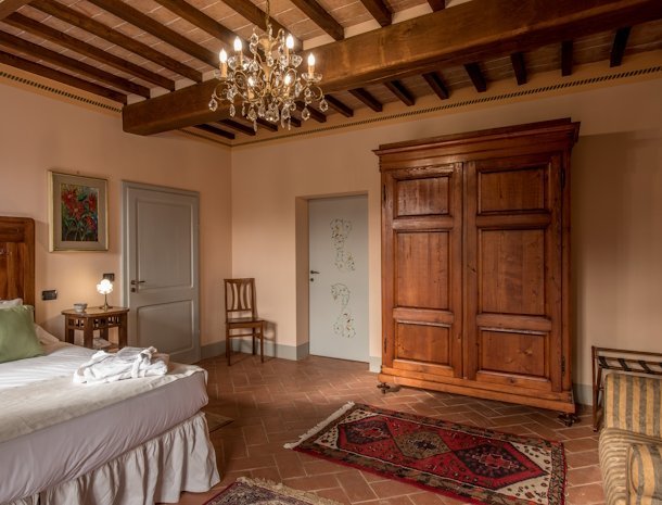 podere-la-rocca-montepulciano-kamer-superior-overzicht.jpg