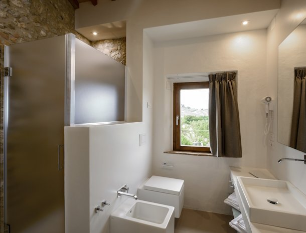 tenuta-sovestro-san-gimignano-badkamer-douche.jpg