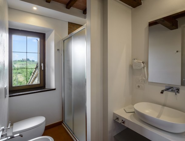 tenuta-sovestro-san-gimignano-badkamer-uitzicht.jpg