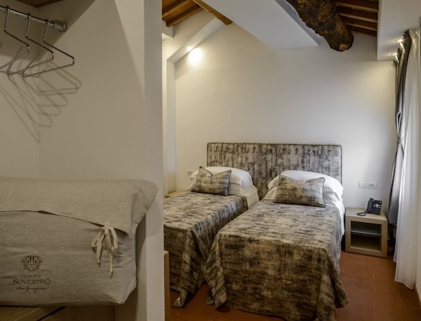 tenuta-sovestro-san-gimignano-slaapkamer-losse-bedden.jpg
