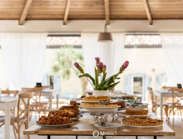 masseria-dei-monaci-otranto-puglia-ontbijtbuffet.jpg