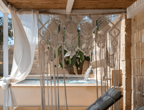 masseria-dei-monaci-otranto-puglia-zwembad-ligstoel.png