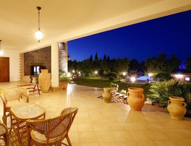 agriturismo-posta-pastorella-vieste-terras-bij-kamers-avond.jpg