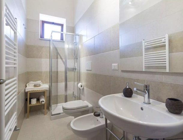 masseria-fanizzi-conversano-puglia-badkamer-douche.jpg