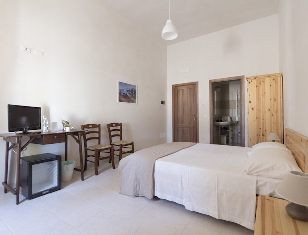 masseria-fanizzi-conversano-puglia-slaapkamer-buro.jpg