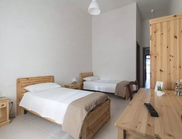 masseria-fanizzi-conversano-puglia-slaapkamer-losse-bedden.jpg