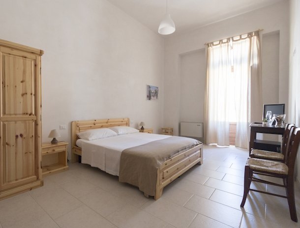 masseria-fanizzi-conversano-puglia-slaapkamer-bed-kast.jpg