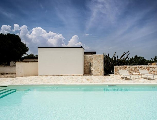 masseria-fanizzi-conversano-puglia-zwembad-ligstoelen.jpg