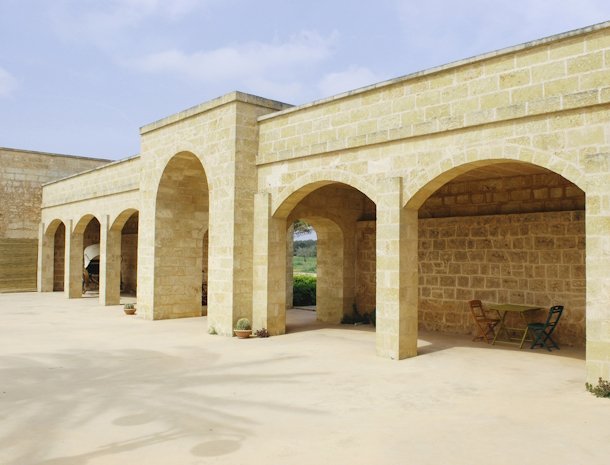 masseria-galatea-alessano-salento-binnenplaats-bogen.jpg