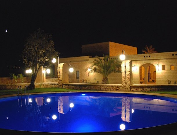 masseria-galatea-alessano-salento-zwembad-avond.jpg