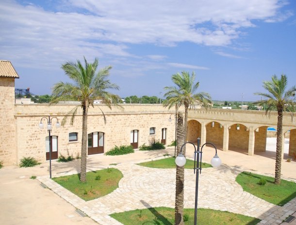 masseria-galatea-alessano-salento-binnenplaats-overzicht.jpg