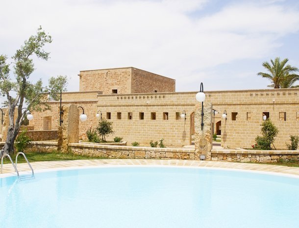 masseria-galatea-alessano-salento-zwembad-detail.jpg