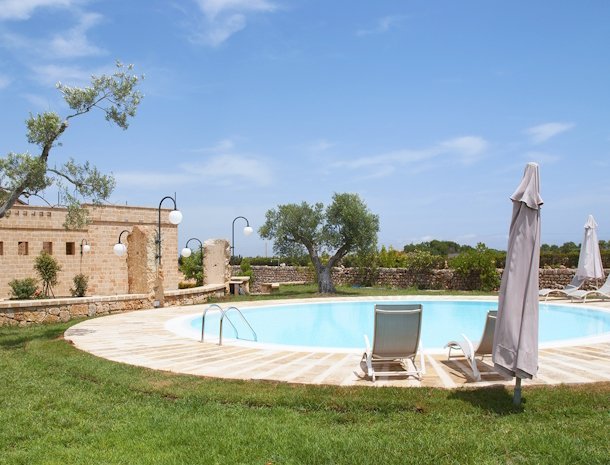 masseria-galatea-alessano-salento-zwembad-tuin.jpg