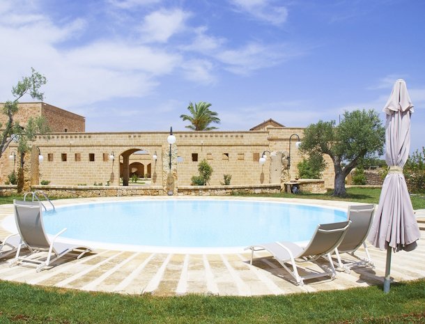 masseria-galatea-alessano-salento-zwembad.jpg