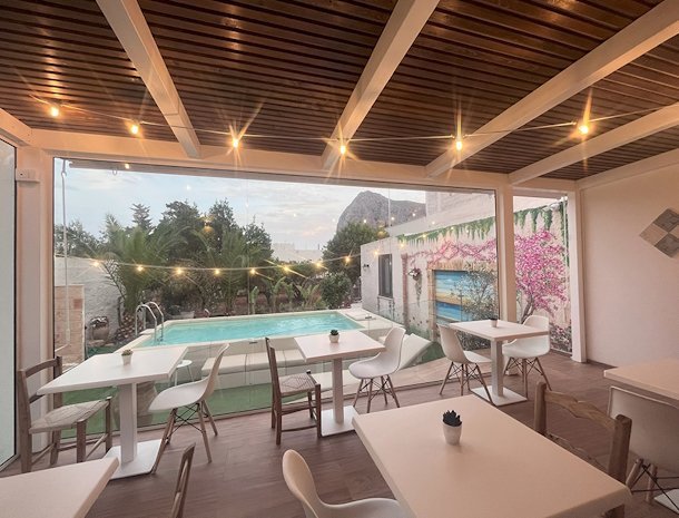 bed-and-breakfast-ricordi-siciliani-sanvitolocapo-veranda-ontbijttafels.jpg