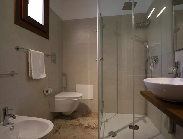 bed-and-breakfast-ricordi-siciliani-sanvitolocapo-badkamer-douche.jpg