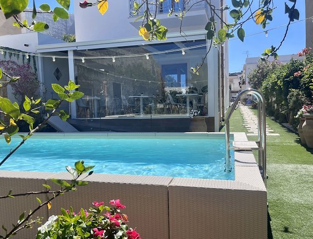 bed-and-breakfast-ricordi-siciliani-sanvitolocapo-zwembad-tuin-veranda.jpg
