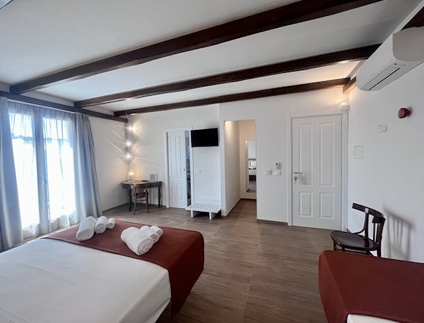 bed-and-breakfast-ricordi-siciliani-sanvitolocapo-3-persoonskamer-eerste-verdieping-overzicht.jpg